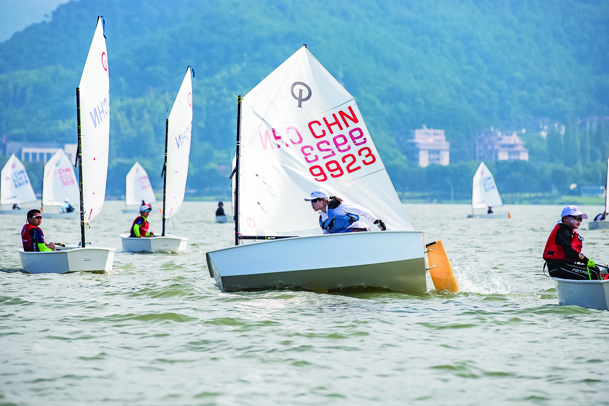 瑞士选手勇夺帆船比赛男子单人艇B组金牌 瑞士选手勇夺帆船比赛男子单人艇B组金牌