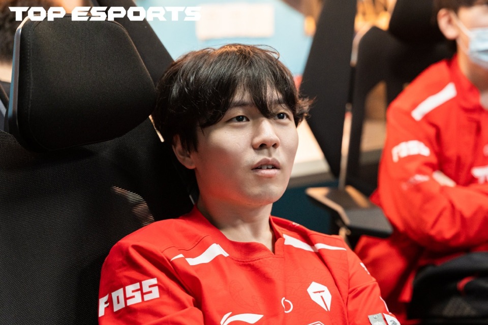 开云体育官方网站-TES轻取RNG，Caps完成史诗逆转四强赛3:2（洛杉矶）