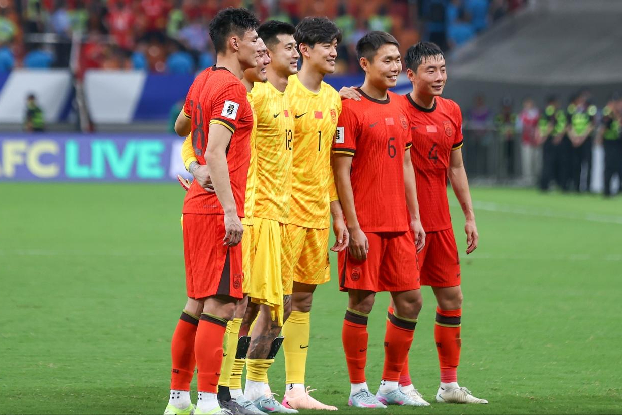 球队踢出一场精彩比赛,赢得掌声 球队踢出一场精彩比赛,赢得掌声