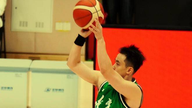 上海队轻取马刺，赵继伟状态火热